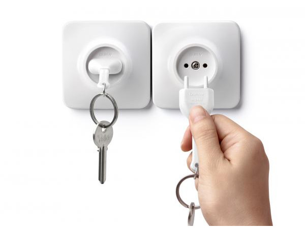 Nástenný držiak s kľúčenkou Qualy UnPlug, biela kľúčenka Nástenný držiak s kľúčenkou Qualy UnPlug, biela kľúčenka