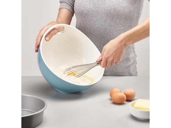 Ergonomická miešacia misa JOSEPH JOSEPH Tilt ™, 4L, modrá Ergonomická miešacia misa JOSEPH JOSEPH Tilt ™, 4L, modrá
