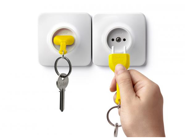 Nástenný držiak s kľúčenkou Qualy UnPlug, žltá kľúčenka Nástenný držiak s kľúčenkou Qualy UnPlug, žltá kľúčenka